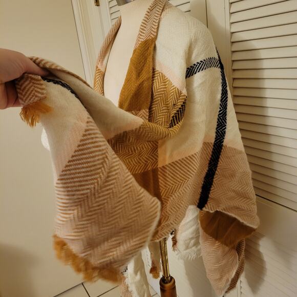 Old Navy Plaid Fringe Fall Shawl One Size Tan Cream Blanket Wrap - Picture 3 of 8